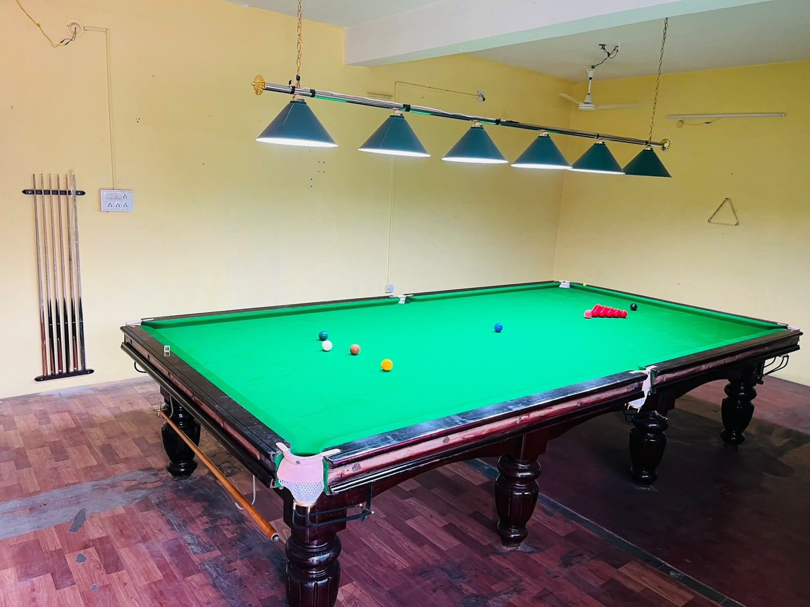 V Snooker Den & Cafe