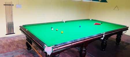 V Snooker Den & Cafe